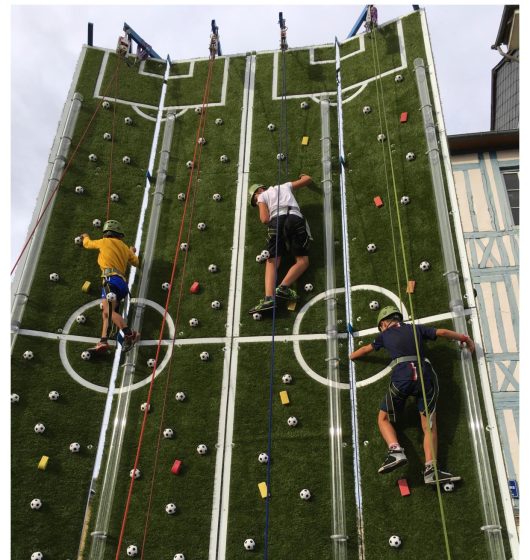 Mur d'escalade football city grimp